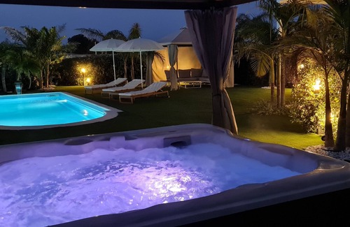 Brucoli Villa | Exclusive Villa with saltwater pool and Jacuzzi hot tub near the sea.