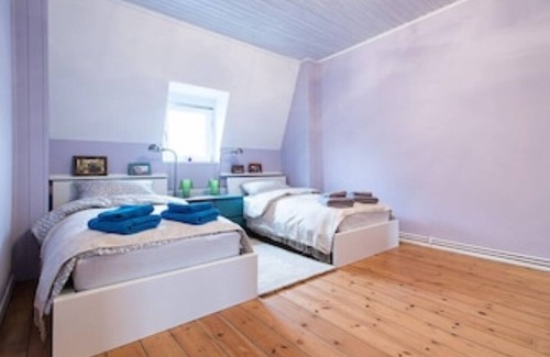 Lubeck City Centre Condo | Excusive old building DG 80m² center within walking distance, 2 bedrooms, fireplace, XXL sofa