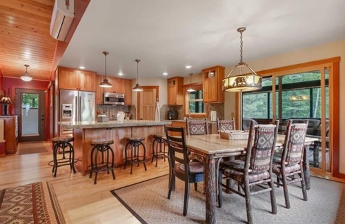 Stone Lake House | Executive Escape on LCO Stone Lake Hayward Sleeps 10+ Enjoy Fall at the lake!