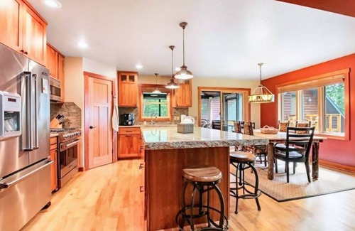 Stone Lake House | Executive Escape on LCO Stone Lake Hayward Sleeps 10+ Enjoy Fall at the lake!