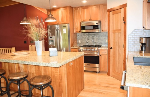 Stone Lake House | Executive Escape on LCO Stone Lake Hayward Sleeps 10+ Enjoy Fall at the lake!