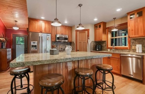 Stone Lake House | Executive Escape on LCO Stone Lake Hayward Sleeps 10+ Enjoy Fall at the lake!