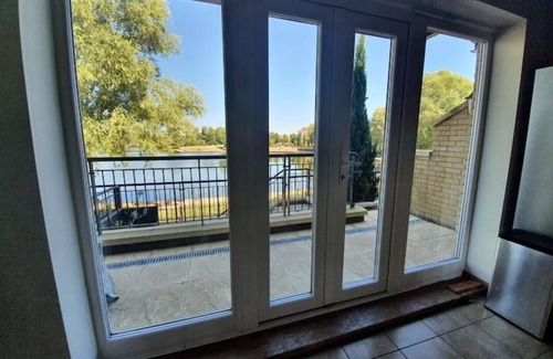 Walton House | Executive Lakeside 4 Bed Townhouse