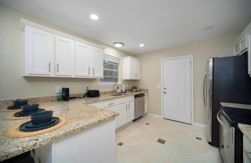 Southside House | ~Executive Pad Sleeps 12 Heated Pool & Boardroom~