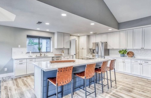 Raisin House | Executive Rental, open floor plan, 3 bdr, 2 bath, office and pool.