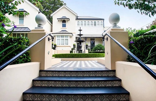 Lewisham Apartment | Executive Studio With Patio Near Trains