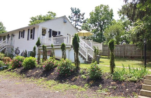 East Aurora Apartment | Executive Style Private Upper Apartment Walk to Village Amenites
