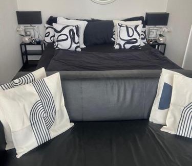 Hard Apartment | Executive Suite Top Location & Fast Free Wi-Fi & AC & Parking