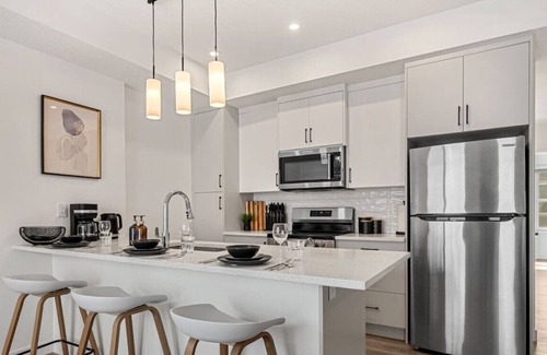 Springbank Hill House | Executive Suite with King Bed » Garage » AC » Free » 65`