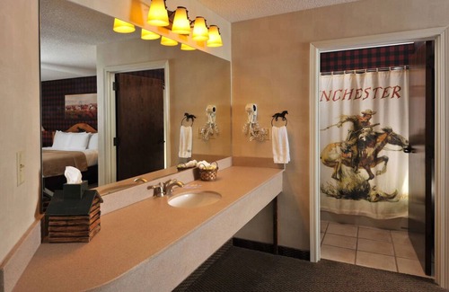 St. Joseph Hotel | Expanded King with Whirlpool in Stoney Creek St. Joseph