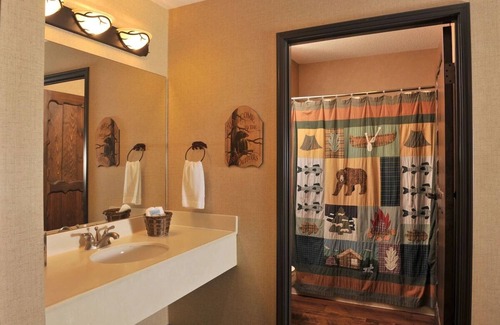 Onalaska Hotel | Expanded King with Whirlpool, Next to Mississippi River, Stoney Creek