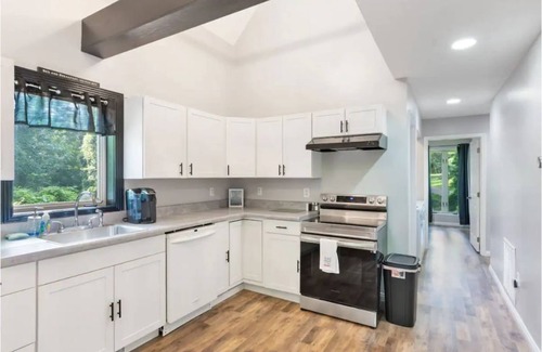 Albany Cabin | Expansive Views of Dale Hollow!