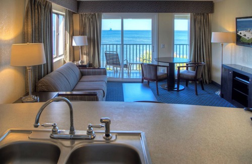 Rocky Point Hotel | Experience All Of What Tampa Has To Offer! Full Kitchen, Free Parking, Pool