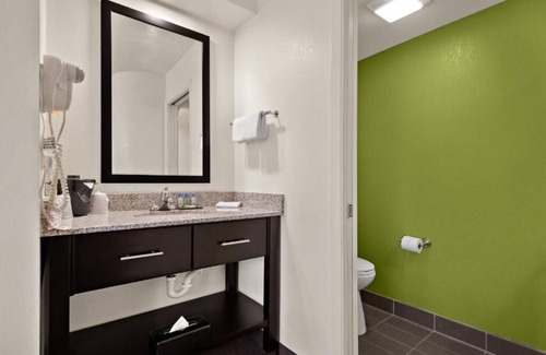 Wesley Chapel Hotel | Experience Comfort, Modern Room Near I-75 | Pool