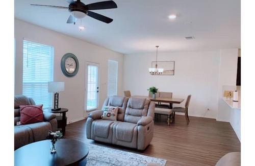 Georgetown House | Experience fun at Kalahari, just a 15-min drive away