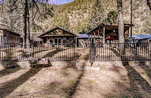 Ruidoso House | Experience Luxury and Entertainment at Riverside Retreat