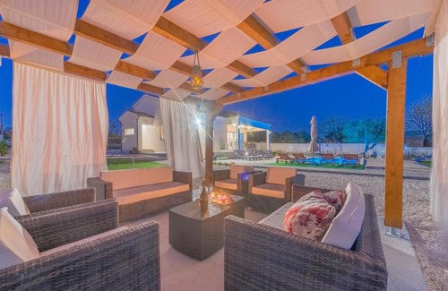 Tinj House | Experience only the best - house Kamber
