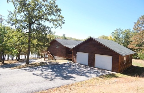Golden Cabin | Experience serene Table Rock Lake & forest views from your 6-bedroom retreat