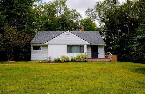 Stowe Area House | Experience Stowe charm, just a quick 12-min drive to ski slopes