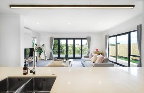 Hamilton House | Experience The Magic of Riverside Living - 5 beds