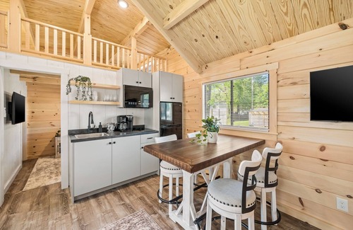 Branson Cabin | Experience the timeless charm of the Paradise Pinecrest Cabin, a delightful twist on the classic cabin style. Step inside and be greeted by the warm and rustic log cabin ambiance that will transport you to the heart of Branson, MO.