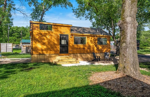 Bull Creek Cabin | Experience the timeless charm of the Pinecrest Cabin, a delightful twist on the classic cabin style. Step inside and be greeted by the warm and rustic log cabin ambiance that will transport you to the heart of Branson, MO.
