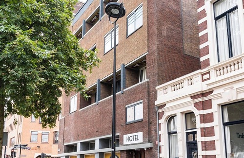 Centrum Apartment | Experience the unique style of Nelly van Doesburg in this cheap apartment in Tilburg.