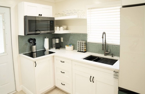 West Palm Beach House | Experience Vibrant Urban Living: Book Your Stay at Our Guesthouse Suite Today.