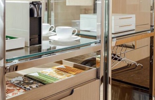 East Central Park Hotel | Explore Downtown Orlando! 2 Classy Rooms w/ Free Parking, Pool, Airport Shuttle!