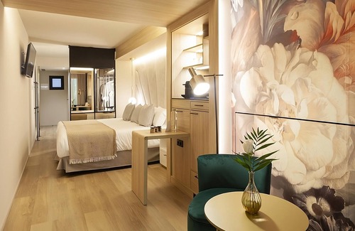 Sant Nicolau Hotel | Explore Historic Sites of Palam! Modern Suite with City View, Prime Location!