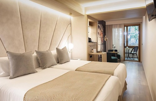 Sant Nicolau Hotel | Explore Historic Sites of Palam! Modern Suite with City View, Prime Location!