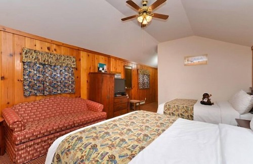 Cody House | Explore History! 3 Great Units, Outdoor Pool, FREE Parking and Airport Shuttle!