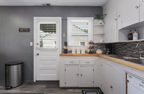 Olathe House | Explore KC|2BR+KingBeds|Great Location|Parking