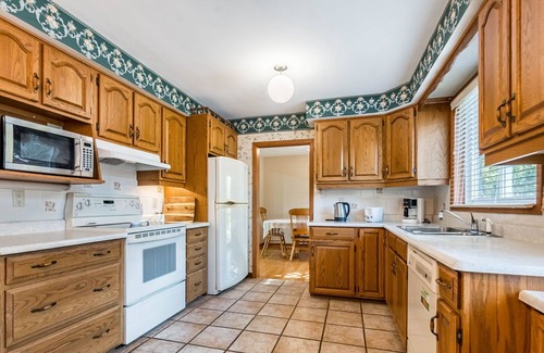 Clarkson-Lorne Park House | Explore Port Credit from Our Charming 4-Bedroom Home!