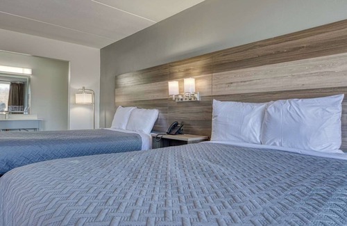 Revelo Hotel | Explore Stearns' History: 4 Rooms w/Pool, Free Breakfast, Near McCreary Museum