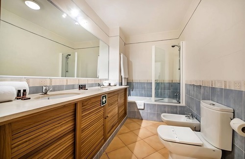 Praia da Luz Hotel | Explore the Atlantic Coastline! Full Kitchen, Swimming Pools, Beach Access!