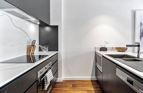 Hobart Central Business District Apartment | Explore the Quaint Cafe Locale from Saddlers House