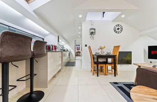 Smethwick Apartment | Exquisite 2-bedroom Penthouse -Sleeps 7-Free Parking+Workspace + HighSpeed WiFi