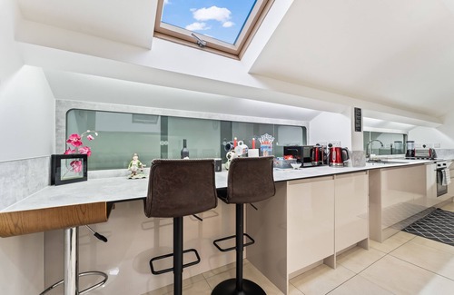 Smethwick Apartment | Exquisite 2-bedroom Penthouse -Sleeps 7-Free Parking+Workspace + HighSpeed WiFi
