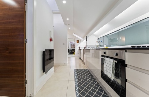 Smethwick Apartment | Exquisite 2-bedroom Penthouse -Sleeps 7-Free Parking+Workspace + HighSpeed WiFi