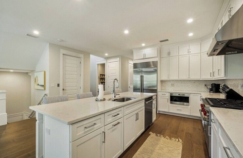 Longbeach Village House | Exquisite 3 BR/3.5 BA home with pool and spa on Longboat Key - The Captain's Quarters