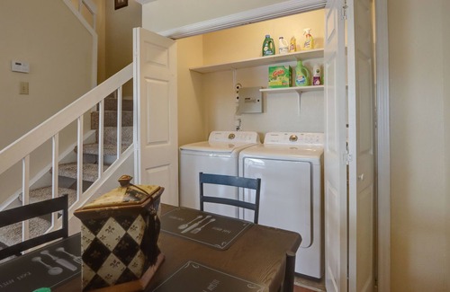 Fort Worth Condo | Exquisite Condo with Pool, Car Garage & Games near Dickies Arena|Stockyards