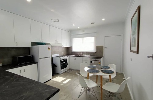 Ballarat North House | Exquisitely furnished house walking distance to AFL Mars Stadium