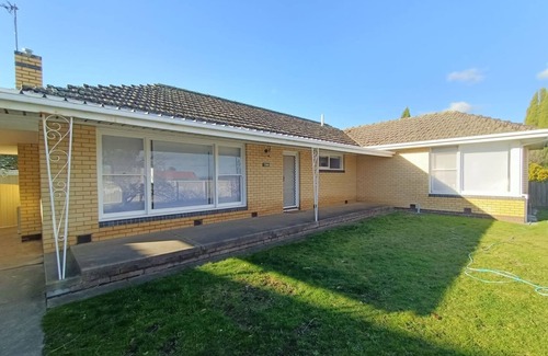 Ballarat North House | Exquisitely furnished house walking distance to AFL Mars Stadium