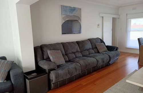 Ballarat North House | Exquisitely furnished house walking distance to AFL Mars Stadium