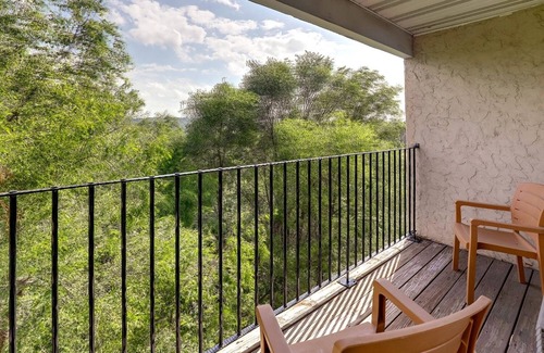 Onalaska Hotel | Extended Stay Queen Suite, Kitchenette, Living Area, Stoney Creek