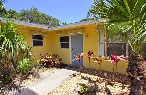 Vero Beach Apartment | Extended-Stay Studio w King Bed and Full Kitchen. Small unit with everything.