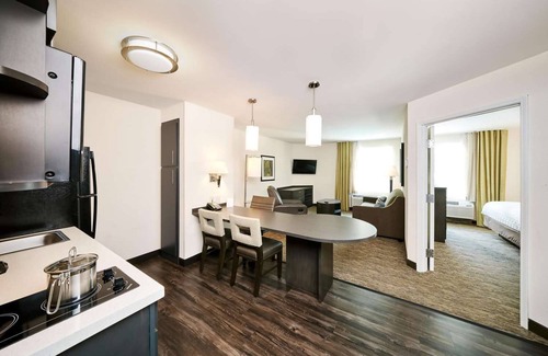 Brentwood Hotel | Extended Stay – with Full Kitchen l Pet-friendly, Local Trails & Outdoor Fun