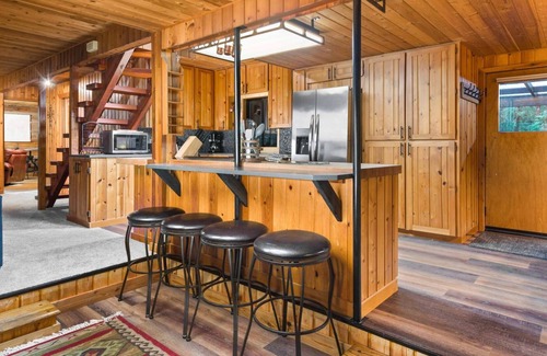 Sandy House | Extraordinary River Views and Setting, Hot Tub, Fire-Pit, Open Layout, New Décor and Furnishings