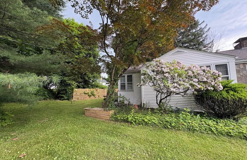 Poughkeepsie House | Extremely Charming 2-bedroom house in Poughkeepsie- great location.